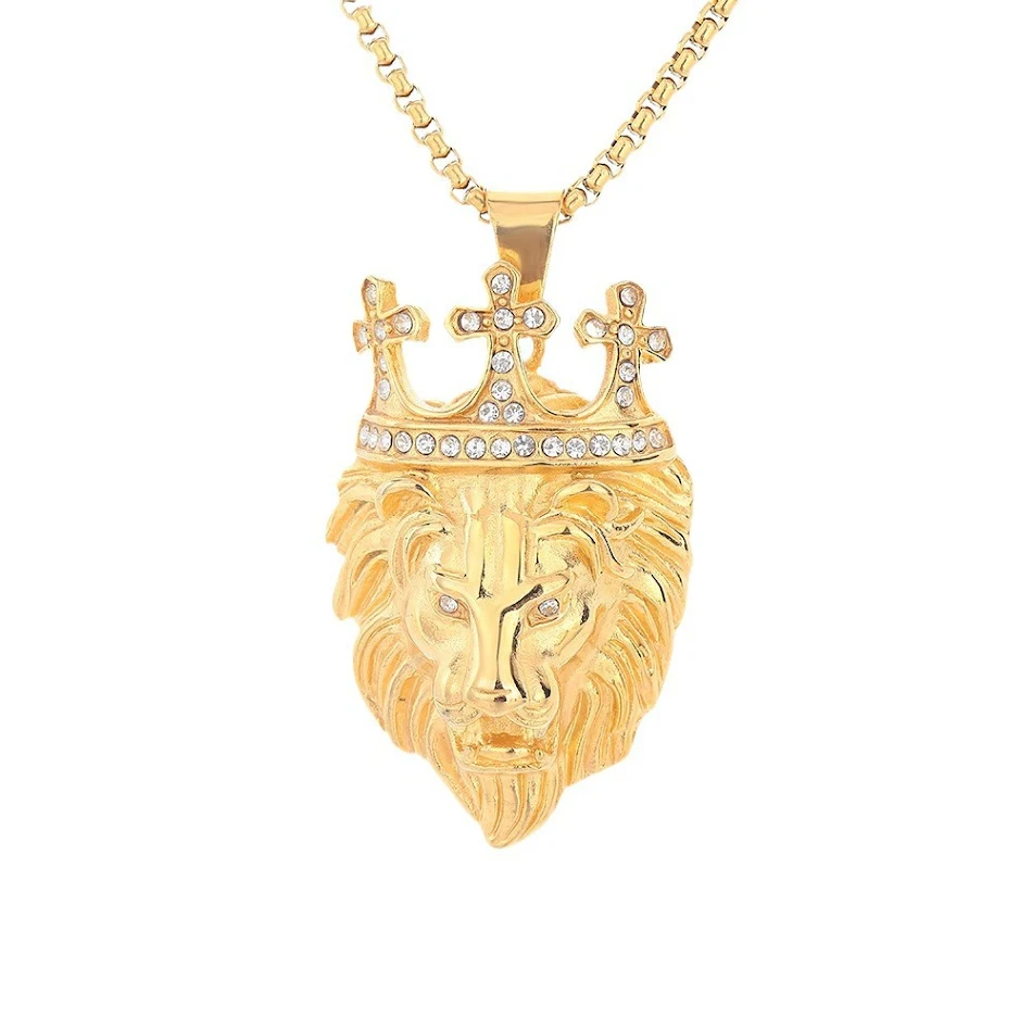 Pendentif lion couronne plaqué or en acier titane style streetwear. Un bijou audacieux et durable pour affirmer votre style unique avec élégance.