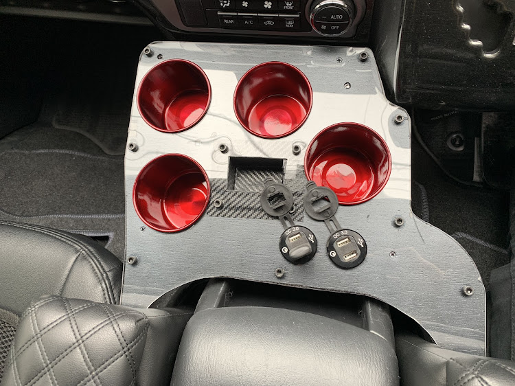 ハイエースバンのワンオフ・ドリンクホルダー・DIYに関するカスタム事例の投稿画像9枚目