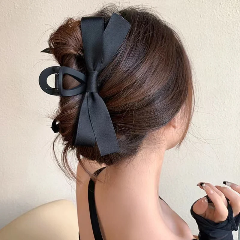 Sierlijke haarclip met strik en mesh, perfect voor verfijnde kapsels. Houdt het haar met gratie en stijl vast.