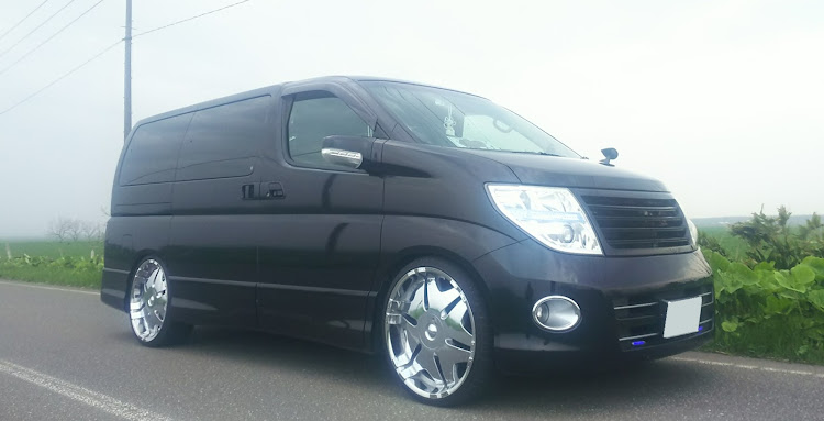 エルグランドの洗車・車高調整・タイヤ交換に関するカスタム事例の投稿画像1枚目