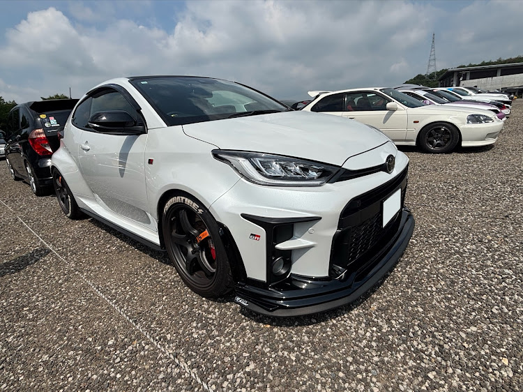 GRカローラのオフ会・暑い・いろんなクルマがあるんだなぁに関するカスタム事例の投稿画像2枚目