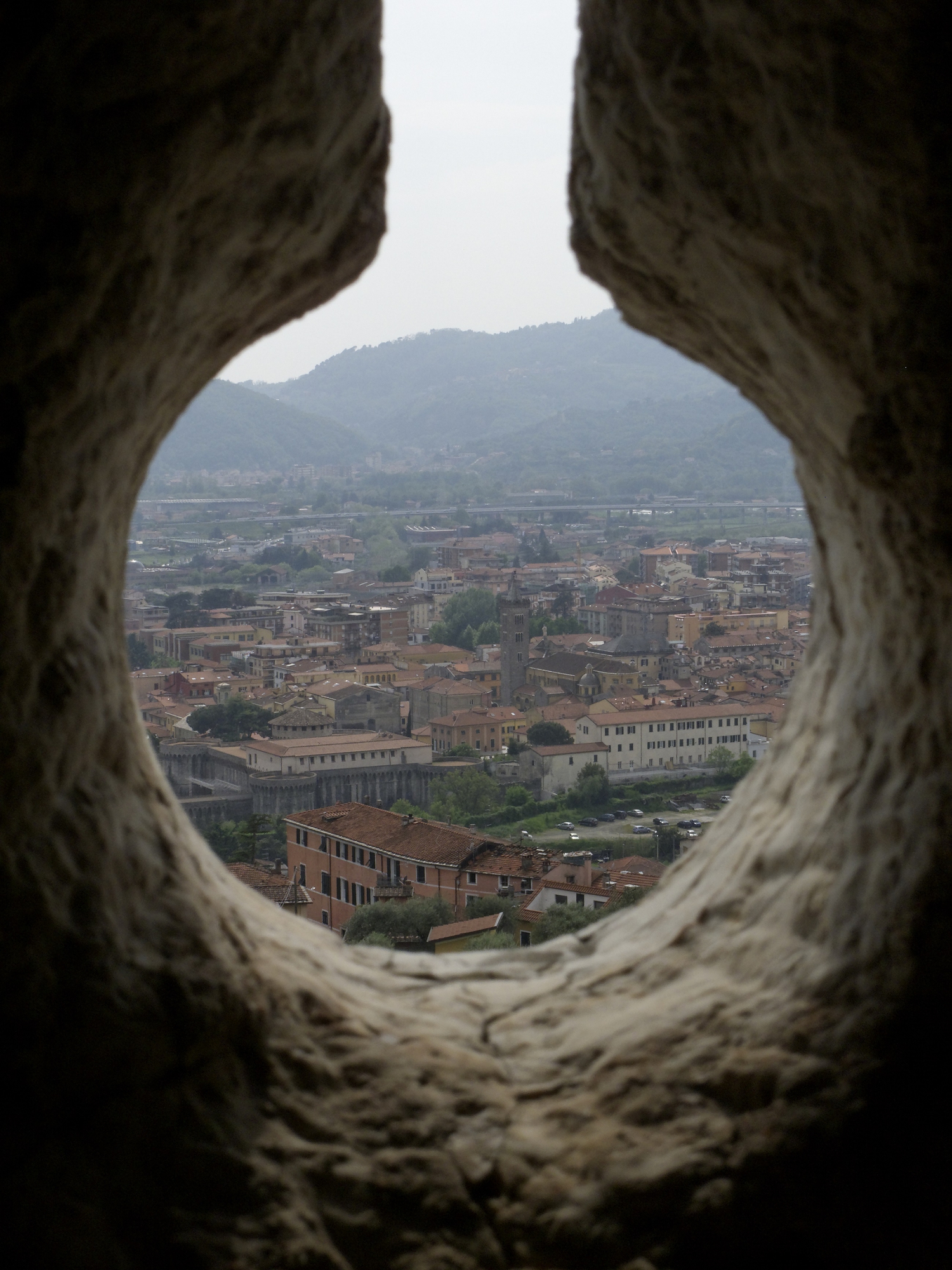 Sarzana da una feritoia di manolina