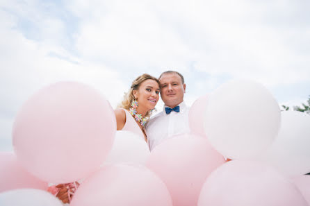 Fotógrafo de casamento Elena Belomestnykh (noyelena). Foto de 3 de agosto 2016