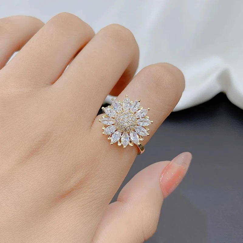 Metalen Zirkonia Draaibloemenring, een stijlvol sieraad dat charme en elegantie toevoegt met zijn draaiende bloemdesign.