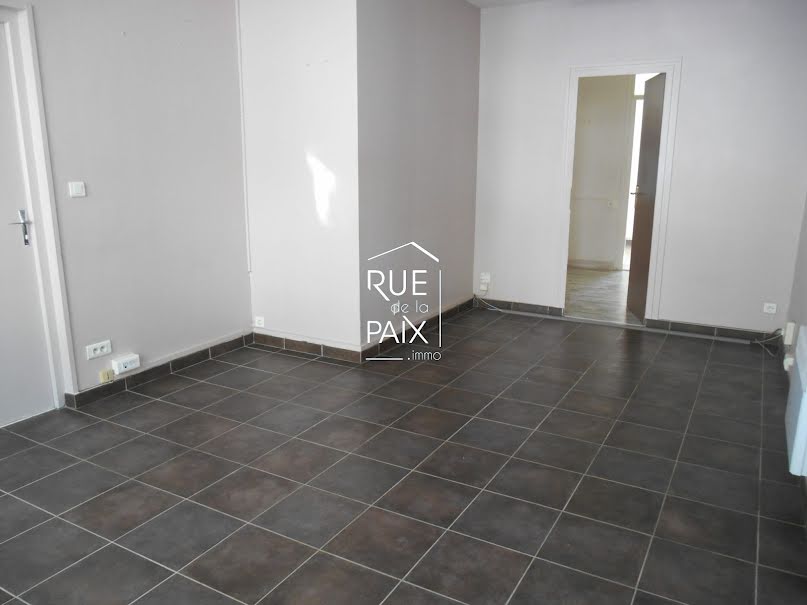 Location  locaux professionnels 3 pièces 43 m² à Parthenay (79200), 350 €