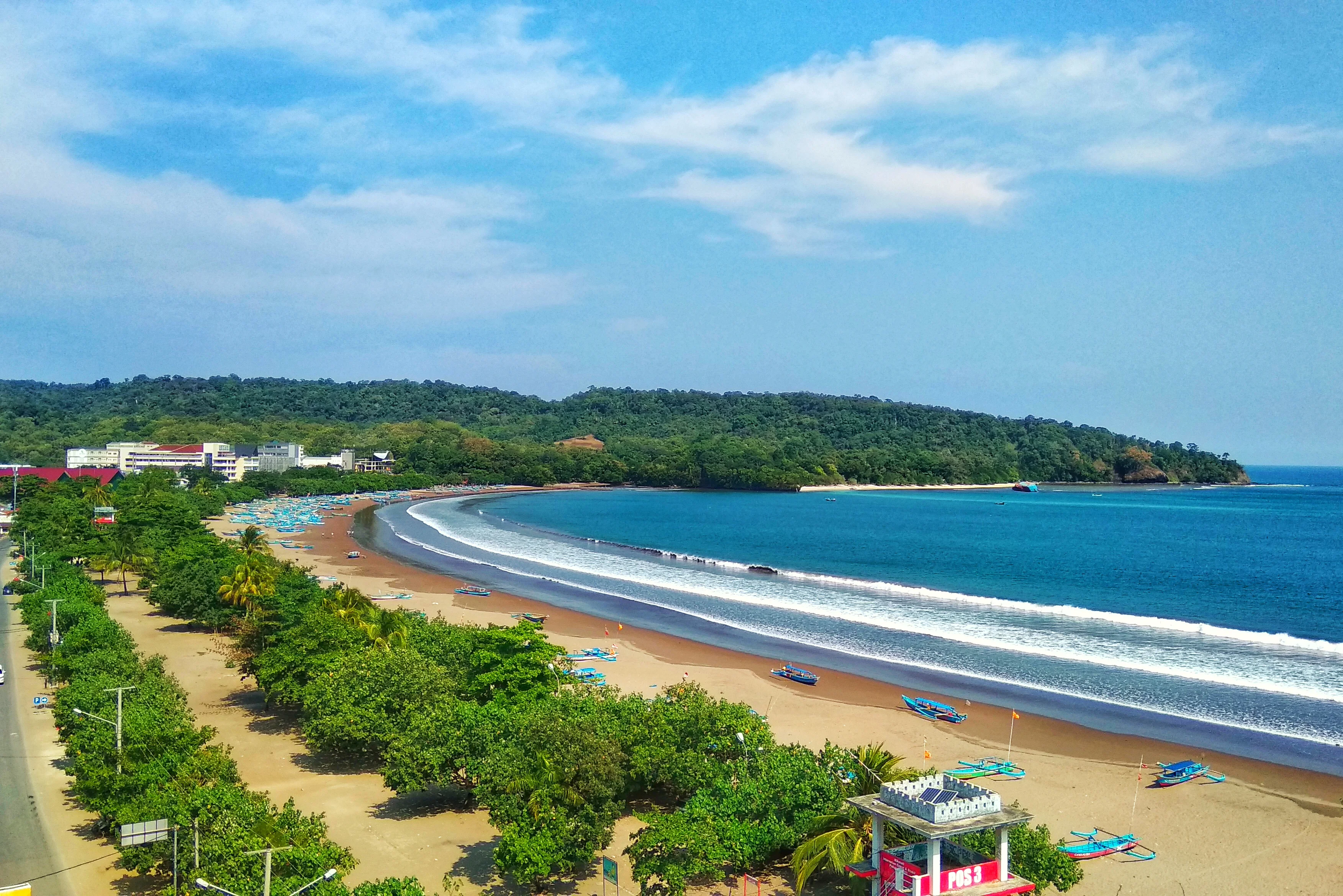 Pemandangan garis pantai pangandaran