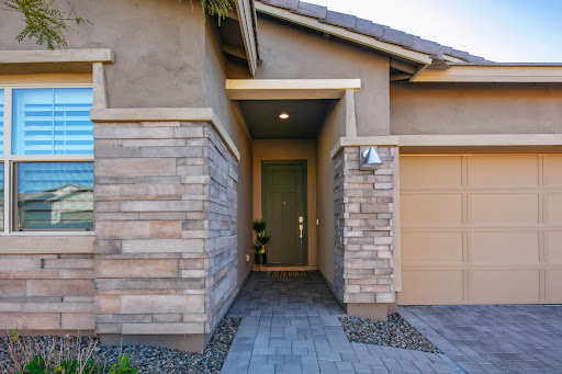 Modern house entrance with green door - Prestige house for rent in Scottsdale, 3 bedrooms