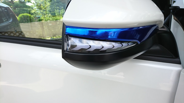 ノアのDIY・LED流れるウインカー・4連休・ポジション連動とウィンカー連動に関するカスタム事例の投稿画像1枚目