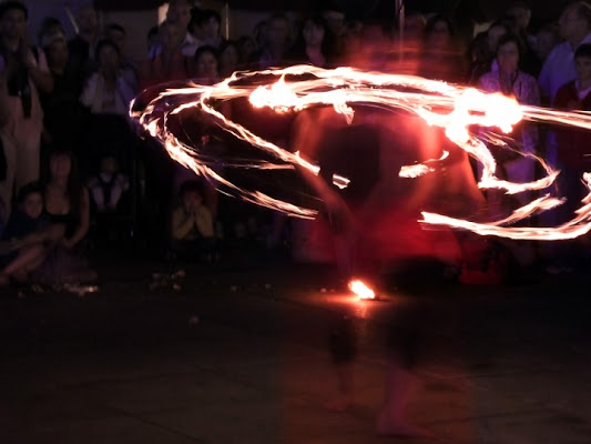 Danzatrice di fuoco di varanasi baby