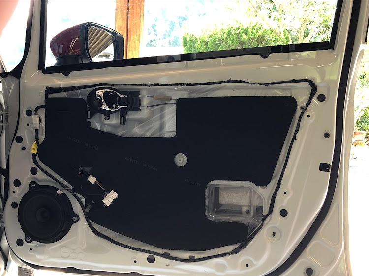 ノートのノートニスモ・白ホイール・車高調整・オーディオ・カスタムに関するカスタム事例の投稿画像2枚目