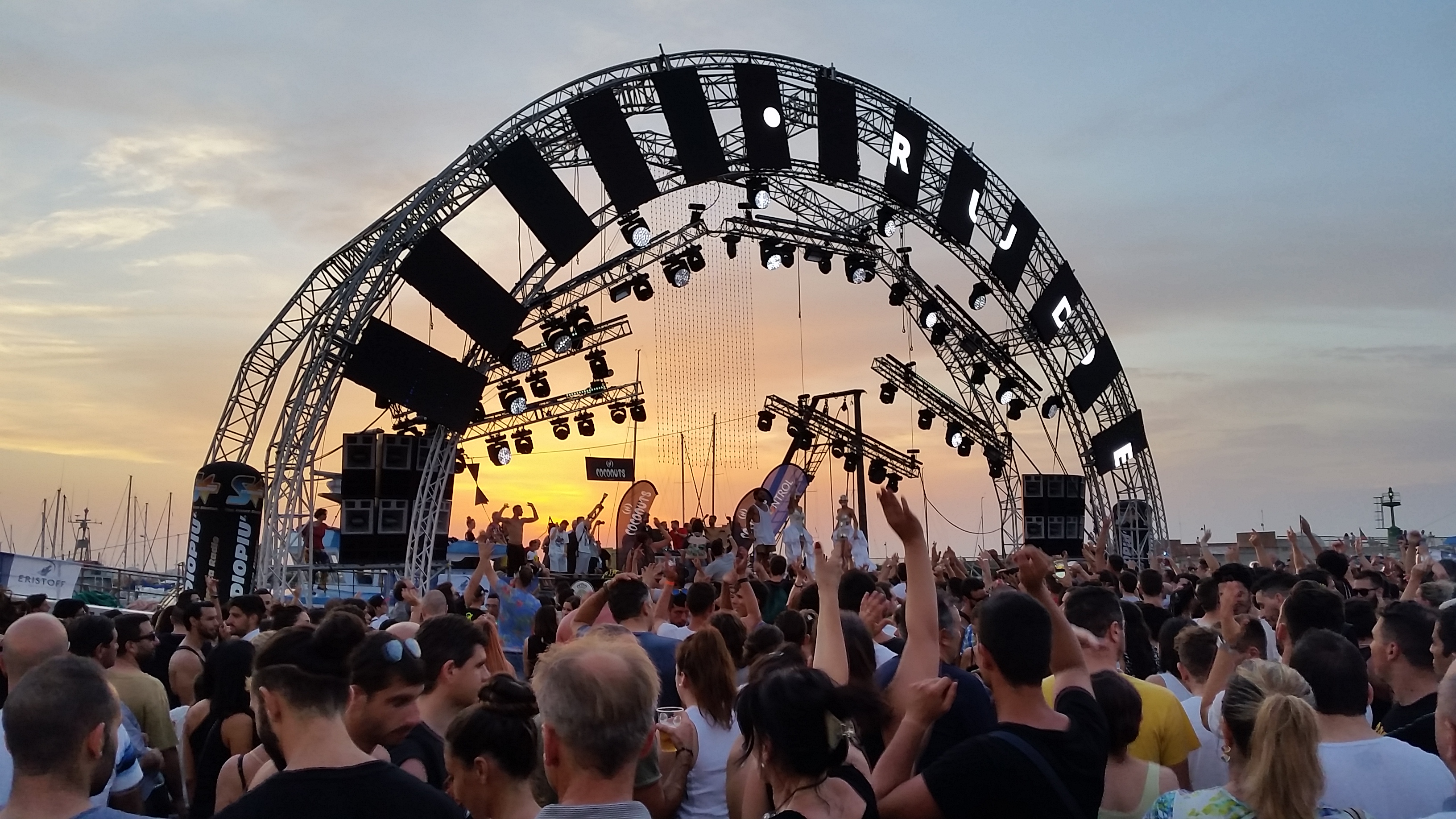 music in front of the sea di HendryPH