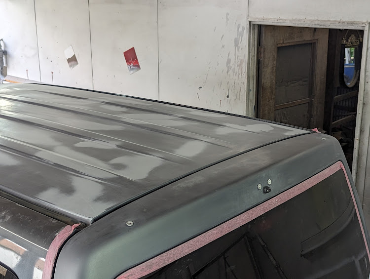 ワゴンRのDIY塗装・目立つ日焼け部分が無くなったので洗車のやる気が出てきた・ここまで来たら全塗装したくなる・なんで一番見ないところがうまく吹けてしまうのか・人生そんなもんに関するカスタム事例の投稿画像4枚目