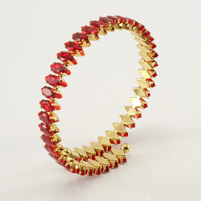 Bracelet géométrique ouvert ajustable en acier inoxydable et diamants. Un bijou étincelant pour un style unique et un ajustement parfait.
