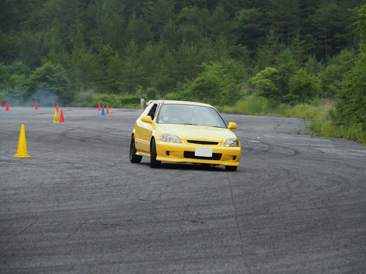 シビックのドライブ・ジムカーナ・黄色・VTEC発動！！に関するカスタム事例の投稿画像6枚目