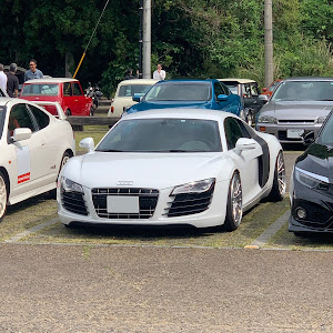 R8 クーペ