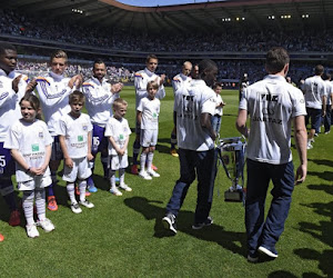 Wat een zaligheid! Anderlecht-spelers begeleiden trotse Gentse kampioenen het veld op