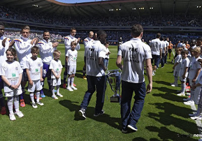 Wat een zaligheid! Anderlecht-spelers begeleiden trotse Gentse kampioenen het veld op