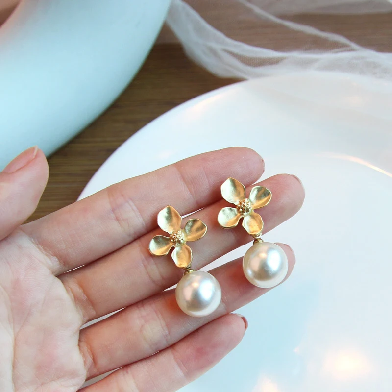 Orecchini a fiore con perle a spillo in argento sterling per donna. Un accessorio elegante e raffinato per completare il tuo look quotidiano.