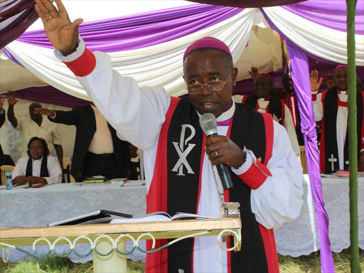 ACK Nairobi diocese bishop Joel Waweru addressing parents at Green Cottage academy in Murang'a East on Saturday.