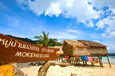 Slowely cruise past the Moken village on Surin Island