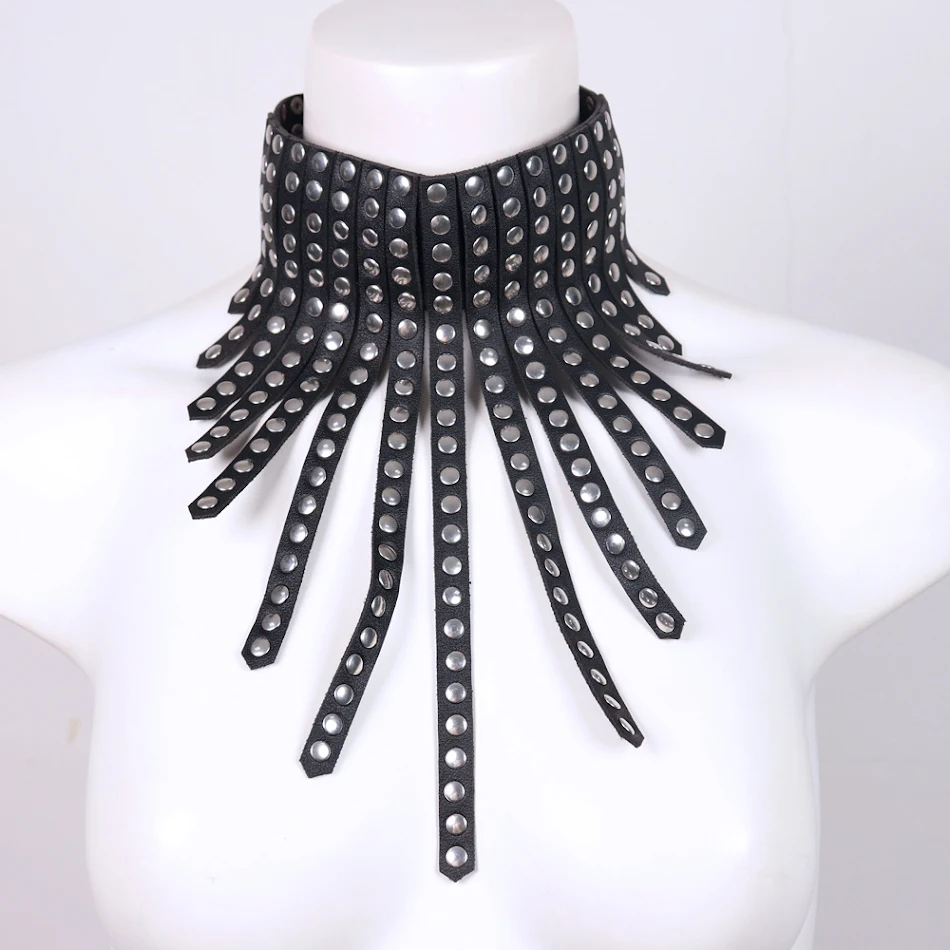 Collar con colgante redondo de remaches punk para mujer, estilo personalidad, ideal como regalo, diseño único, resistente y elegante.