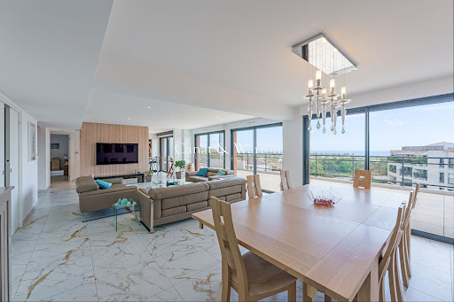 Property purchase in Saint-raphael (83700) - Modern living and dining room with view