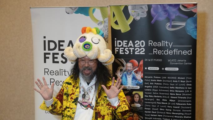 Pose khas Takashi Murakami di sesi media gathering Ideafest 2022. (Sumber: Garry/Froyonion)