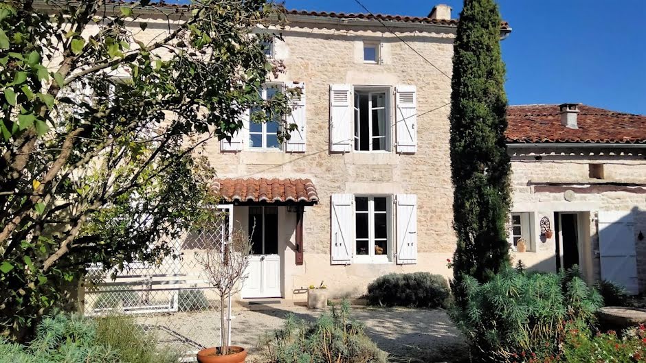 Vente maison   à Puyréaux (16230), 270 300 €