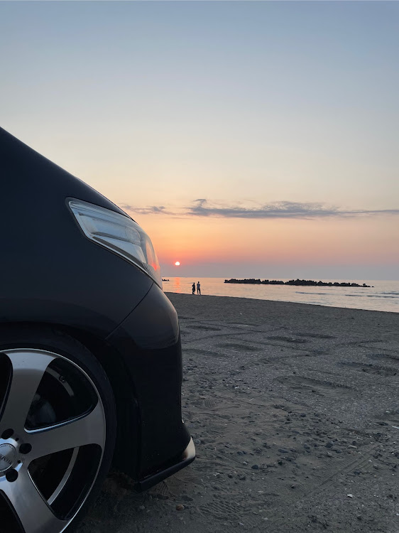 アルファードの海と愛車・海ドライブ・悩みは生きてる証拠・夕日と愛車・現状維持に関するカスタム事例の投稿画像2枚目