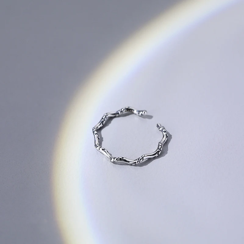 Bague en argent 925 avec ligne irrégulière rétro, un bijou unique et élégant. Parfait pour ajouter une touche spéciale à votre style quotidien.