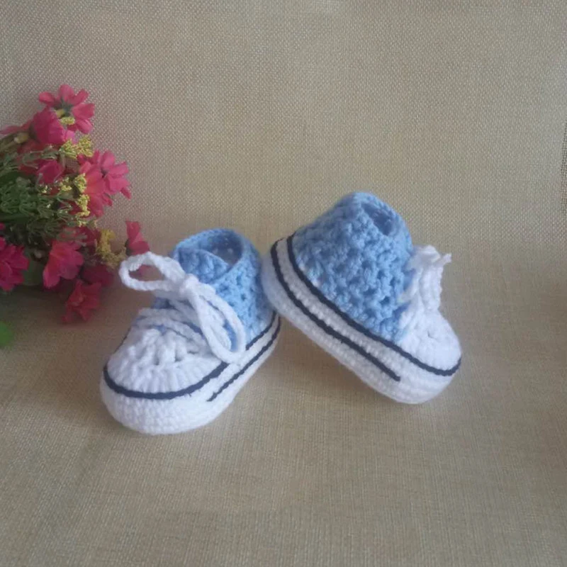 Bottines pour bébé tricotées à la main, douces et chaudes pour les petits pieds. Gardez les pieds de bébé au chaud et offrez un confort optimal.