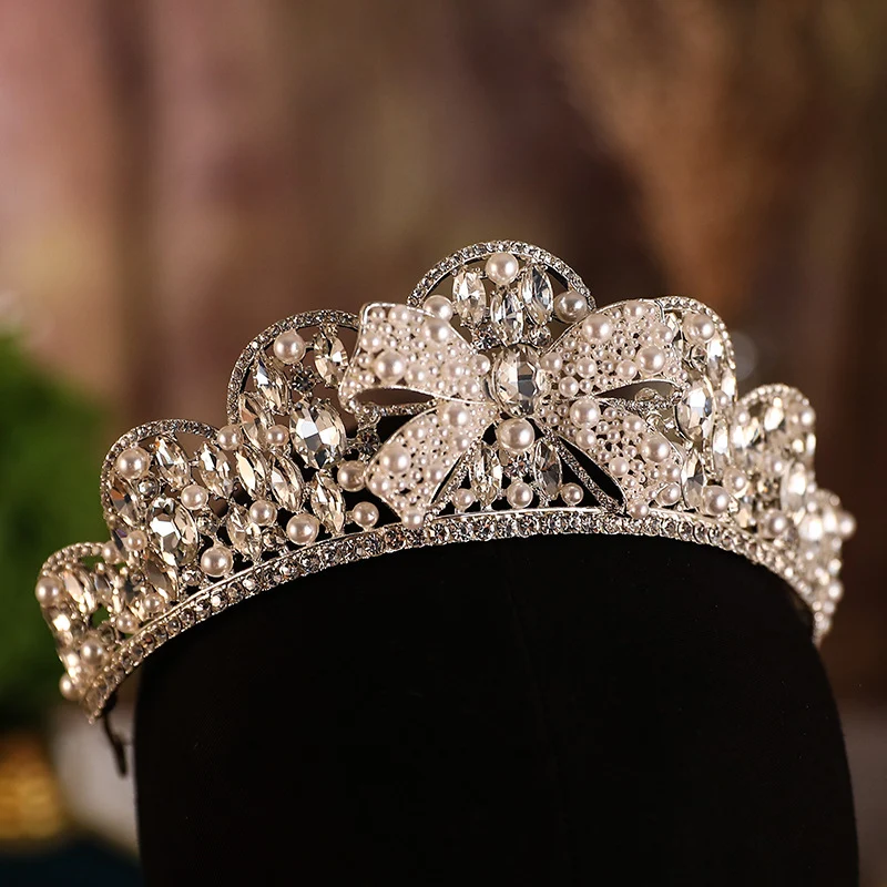 Strass Kroon Legering Parel Strik Bruiloft Bord Kroon Haarband. Schitterende bruidskroon voor een onvergetelijke dag. Perfect voor de bruid!