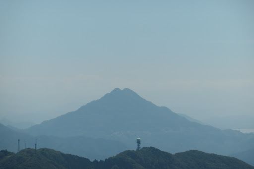 手前に槇山、奥が青葉山（双児峰）