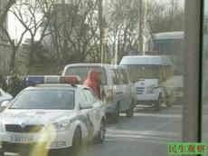 车和公交车，各地的截访人员和警察、保安围在周围。（民生观察）