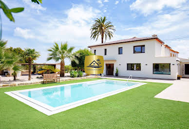 Villa with pool and terrace 7