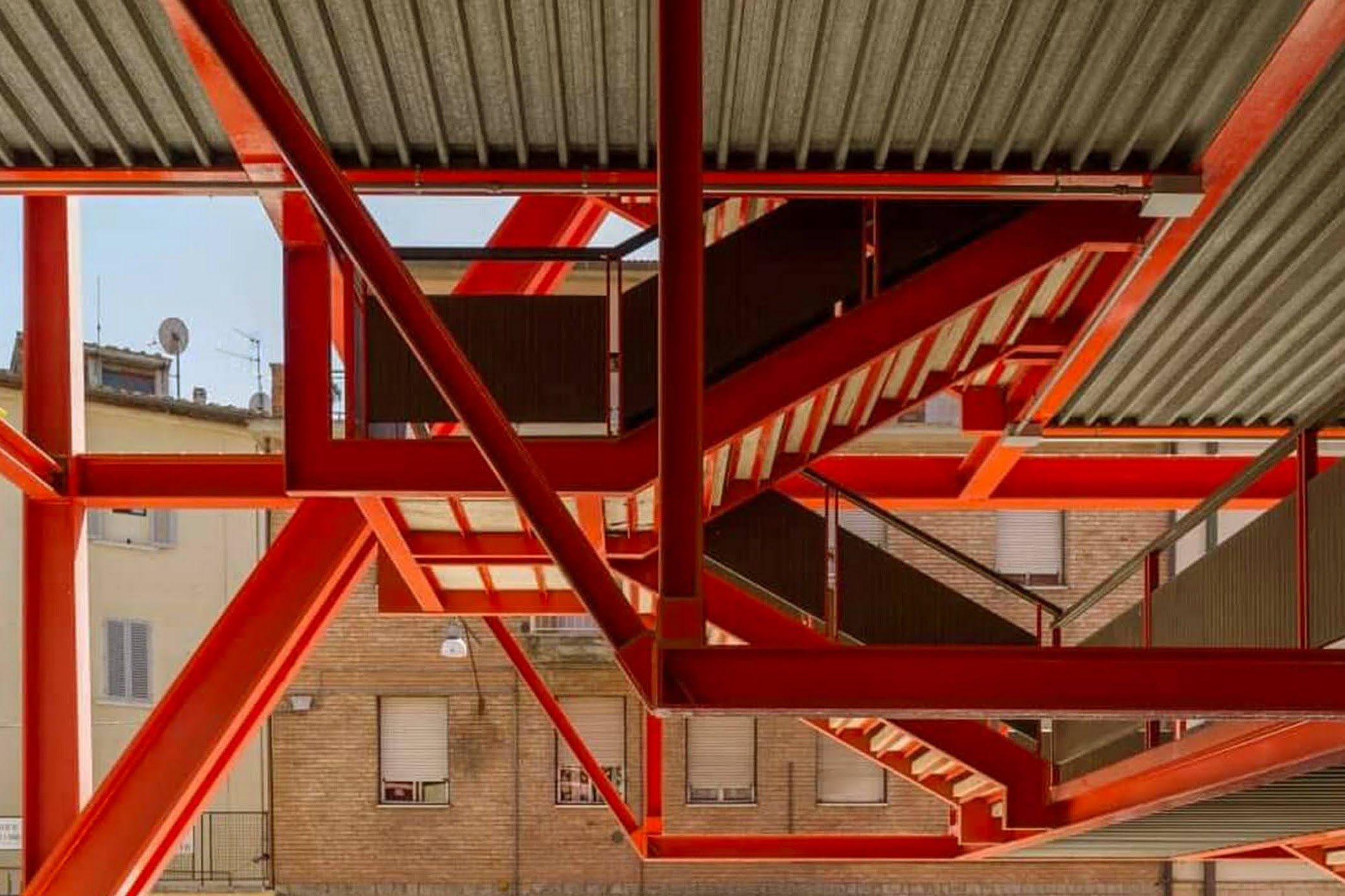 Palazzo del Monte dei Paschi di Siena (Colle Val d'Elsa), piazza pubblica del pian terreno, Giovanni Michelucci con Bruno Sacchi