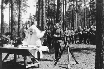 Bundesarchiv_Bild_146-2005-0193,_Feldgottesdienst_für_deutsche_Soldaten.jpg