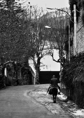 Lungo antiche strade, in salita... di Francesco Abate