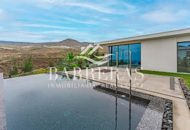 Villa with pool and terrace 8