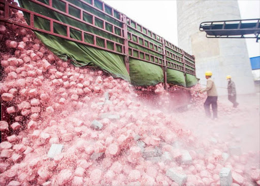 A truck carrying over 3 billion yuan (470 million US dollars).