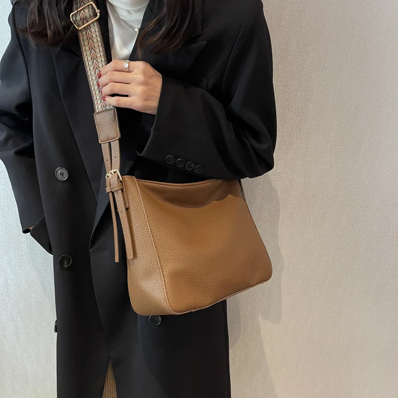 Sac à main femme mode simple, grande capacité, bandoulière large pour un confort optimal et un style intemporel pour toutes les occasions.