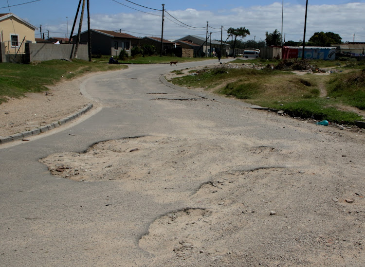 Walmer residents have raised concerns over potholes that had been left unattended in the corner of Goniwe street and Weslean street demanding municipality to permanently fix them.