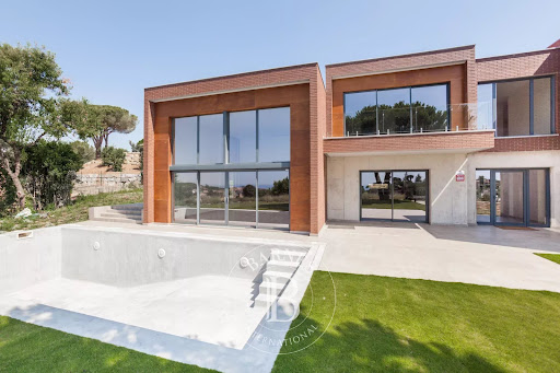 House with pool and garden 4