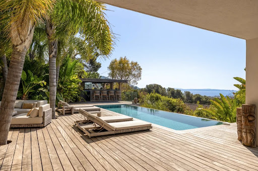 House with pool 4