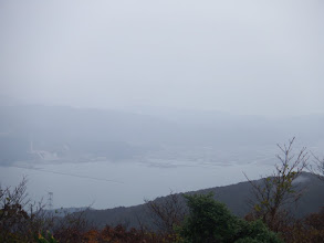 霞んでいるが敦賀港