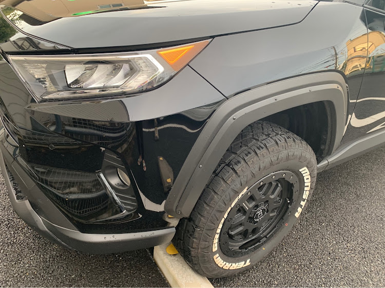 RAV4のヘッドライト・ヘッドライトガーニッシュ・次の大物はきっとマフラーに関するカスタム事例の投稿画像1枚目