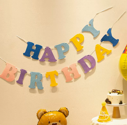 Ensemble de décoration de fête d'anniversaire avec guirlande fanion, accessoires photo et mise en scène pour une ambiance festive.