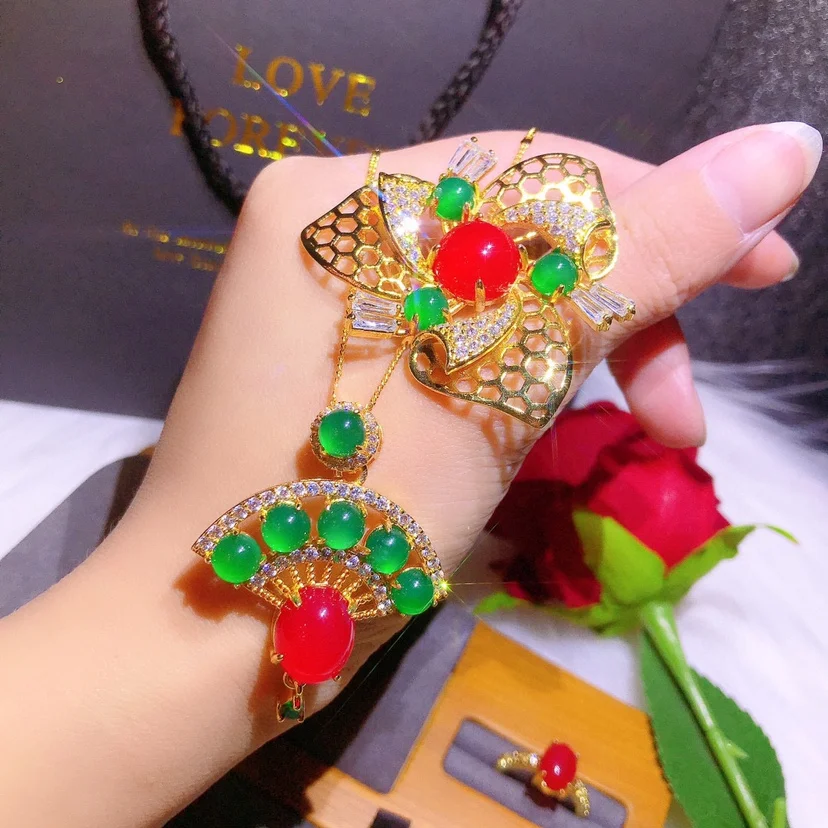 Anello, ciondolo e spilla in cornalina rossa naturale cinese, colore puro, ben intarsiato, per un look elegante.