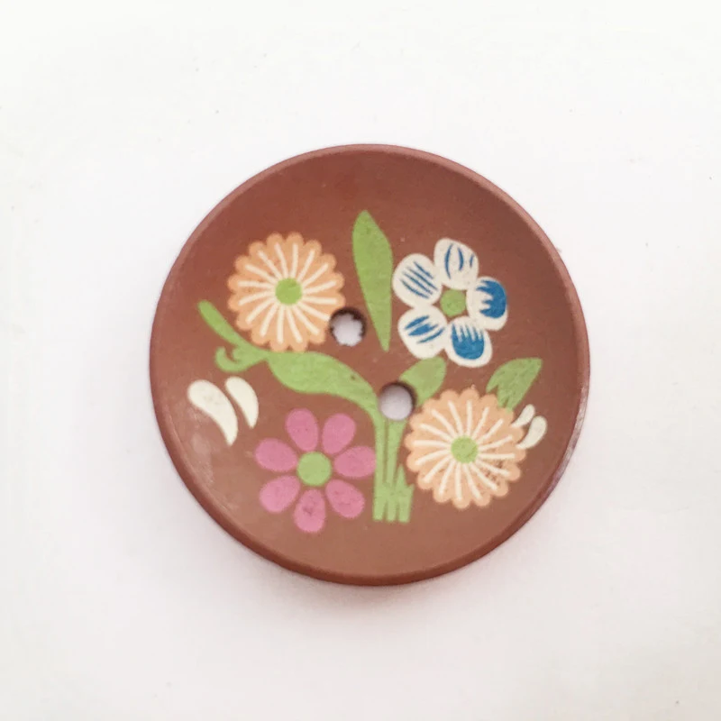 Botones de madera marrón con diseños florales perfectos para manualidades. Añade un toque natural y elegante a tus creaciones.