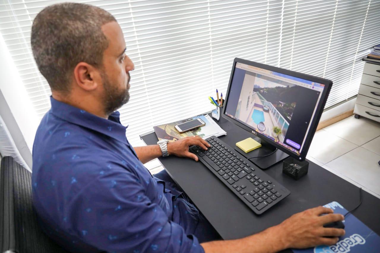 Homem sentado em frente a computador

Descrição gerada automaticamente